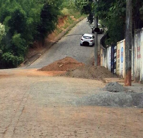 Após obras da Copasa, excesso de poeira e entulho vira transtorno para moradores em rua de Leopoldina