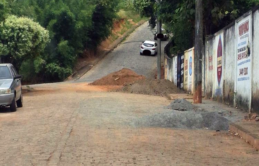 Após obras da Copasa, excesso de poeira e entulho vira transtorno para moradores em rua de Leopoldina