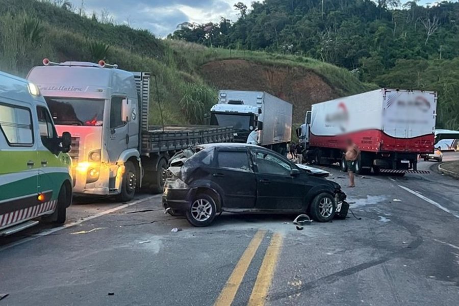 Colisão entre carro e três carretas deixa um ferido na BR-116 próximo a Miradouro