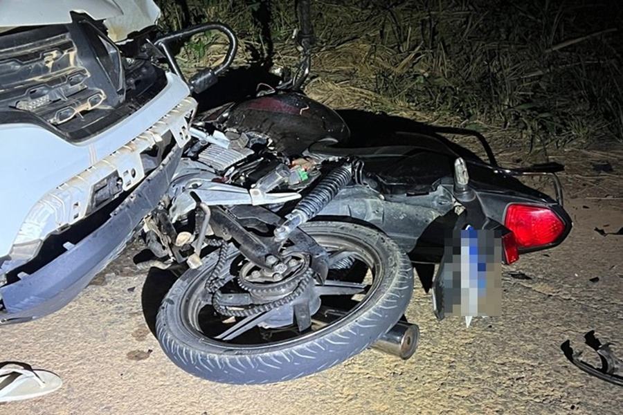 Motociclista foge da polícia, bate em viatura e morre em Patrocínio do Muriaé