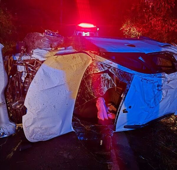 Carro capota e deixa feridos na BR-267 entre Tebas e Argirita