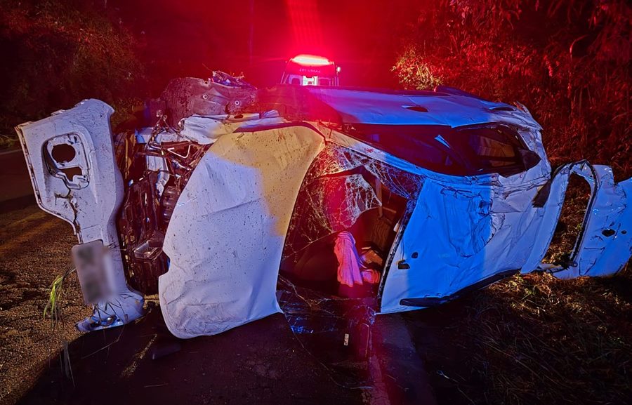 Carro capota e deixa feridos na BR-267 entre Tebas e Argirita
