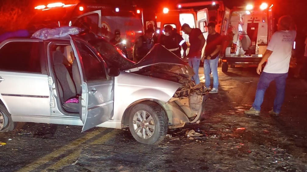 Grave acidente entre dois carros deixa feridos na BR-267 em Argirita