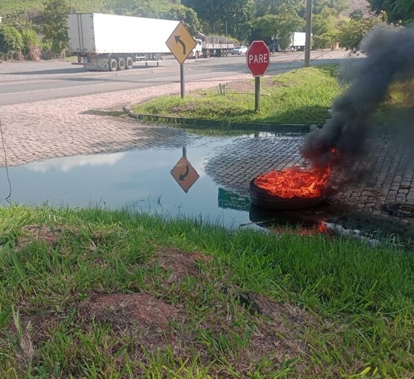 Moradores de Bairro São Luiz em Leopoldina relatam problemas de esgoto a céu aberto