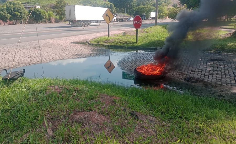 Moradores de Bairro São Luiz em Leopoldina relatam problemas de esgoto a céu aberto