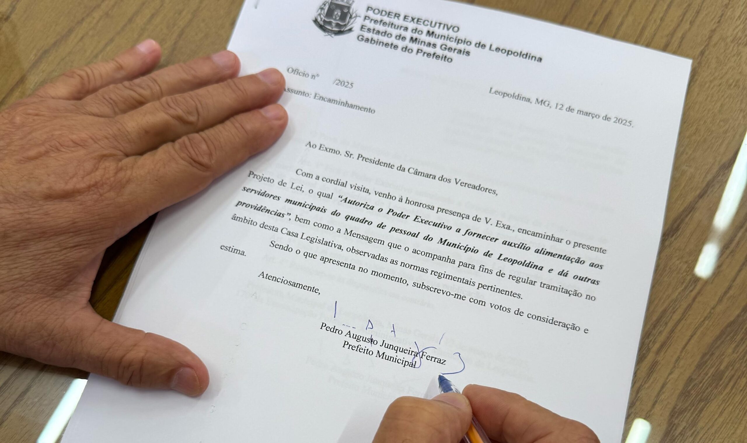 Prefeitura propõe reajuste salarial de 8% e aumento de 40% no vale alimentação para servidores municipais de Leopoldina