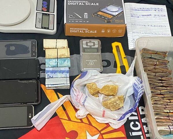 Suspeito de tráfico é preso pela PM com droga e dinheiro no Bandeirantes em Leopoldina