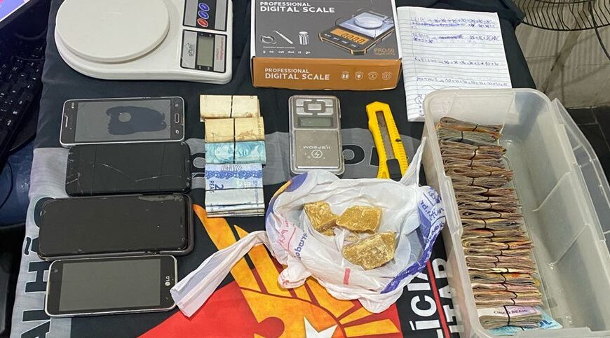 Suspeito de tráfico é preso pela PM com droga e dinheiro no Bandeirantes em Leopoldina