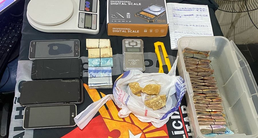 Suspeito de tráfico é preso pela PM com droga e dinheiro no Bandeirantes em Leopoldina