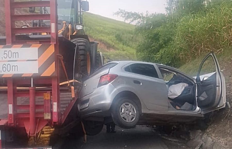 Colisão entre carro e caminhão deixa uma pessoa morta na BR-116 em Além Paraíba
