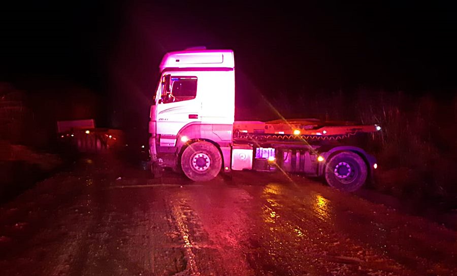 Deslizamento de terra durante as chuvas causa acidente com cegonheira na Serra de Argirita