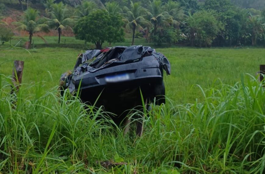 Motorista fica ferido após carro capotar e cair em ribanceira de 20 metros na BR-116 em Leopoldina