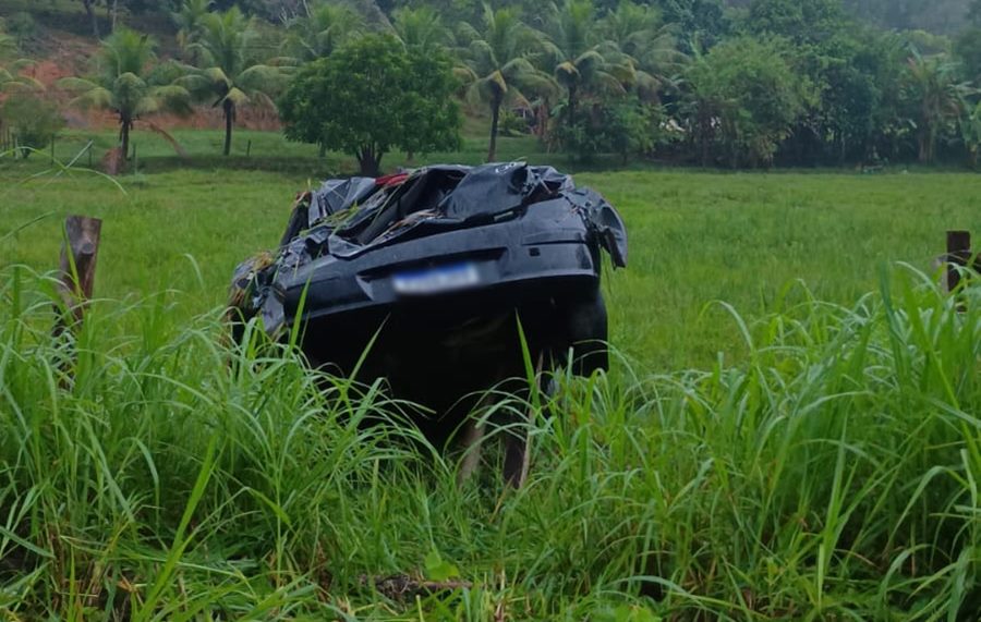 Motorista fica ferido após carro capotar e cair em ribanceira de 20 metros na BR-116 em Leopoldina