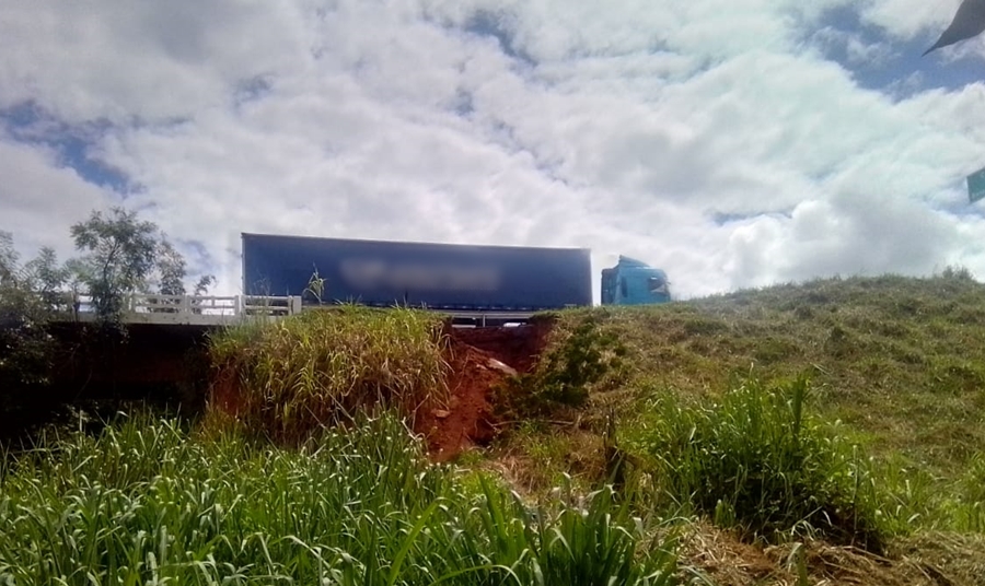 Cratera no perímetro urbano da BR-116 em Leopoldina preocupa motoristas
