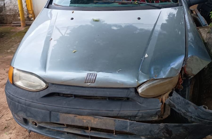 Homem furta carro em Tebas, sobe em passeio, bate em árvore e é preso pela PM na BR-116