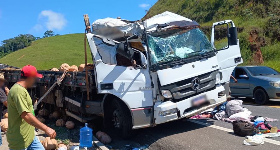 Caminhão carregado de abóboras tomba na BR-116 em Além Paraíba