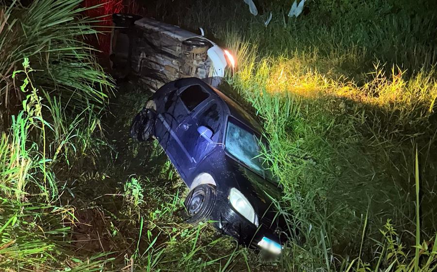 Dois carros capotam na BR-120 entre Leopoldina e Cataguases