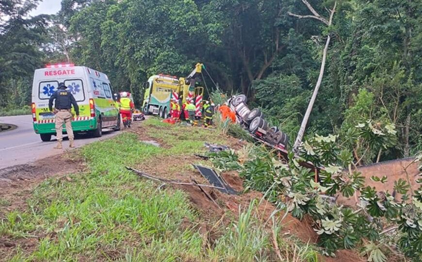 Carreta carregada com bobinas de aço tomba na BR-116 em Leopoldina