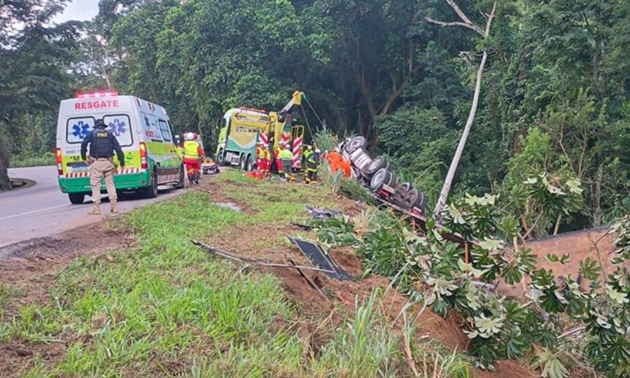 Carreta carregada com bobinas de aço tomba na BR-116 em Leopoldina