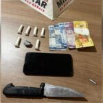 Suspeito de tráfico deixa droga cair do bolso após ser flagrado pela PM em Recreio