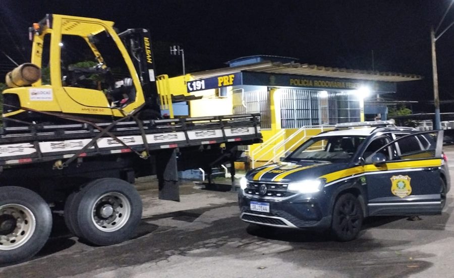Caminhoneiro é flagrado em Muriaé transportando máquina empilhadeira furtada em Guarapari