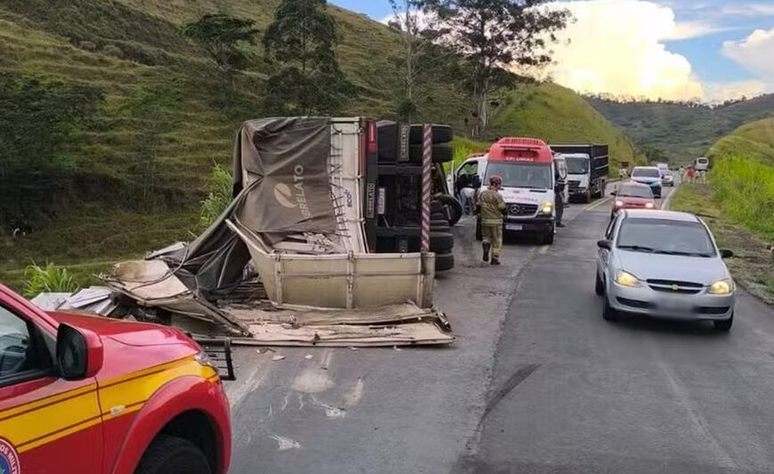 Carreta tomba e invade contramão na BR-267 entre Bicas e Juiz de Fora