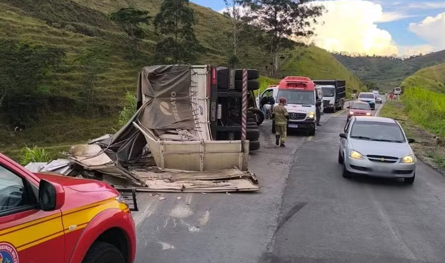 Carreta tomba e invade contramão na BR-267 entre Bicas e Juiz de Fora