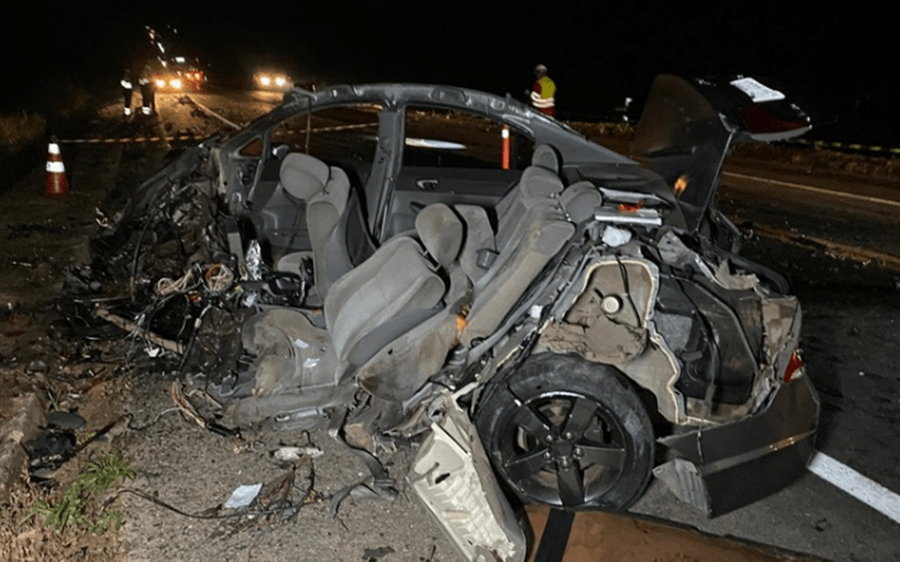 Acidente entre carro e carreta deixa motorista morto na BR-116 em Muriaé