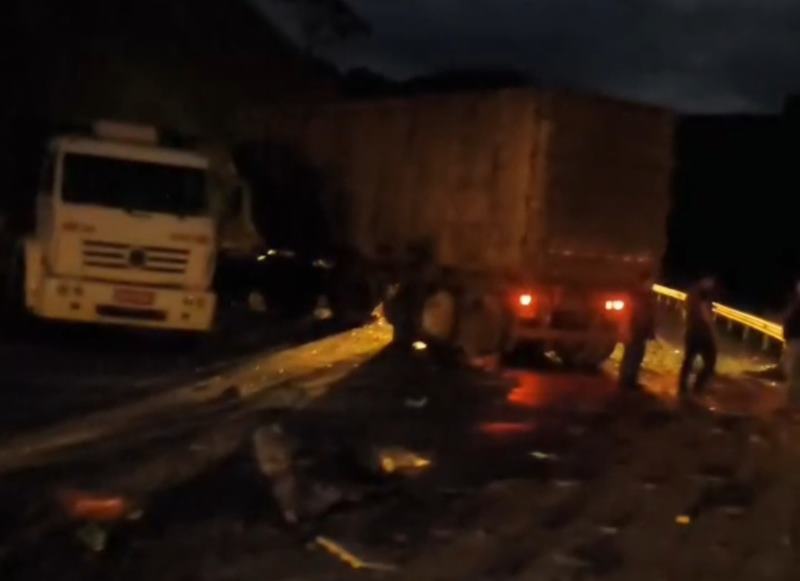 Grave acidente entre carretas deixa motorista morto na BR-116 em Leopoldina