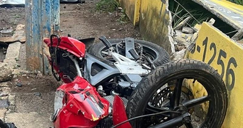 Motociclista morre após perder controle da direção e bater contra muro no Centro de Muriaé