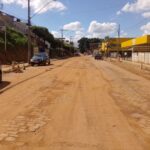 Comerciantes e moradores reclamam de demora para término de obra e poeira na Acácio Serpa em Leopoldina