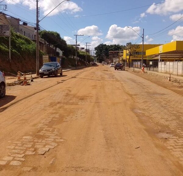 Comerciantes e moradores reclamam de demora para término de obra e poeira na Acácio Serpa em Leopoldina