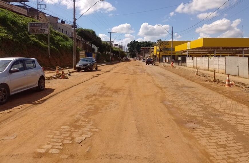 Comerciantes e moradores reclamam de demora para término de obra e poeira na Acácio Serpa em Leopoldina