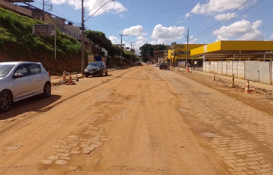 Comerciantes e moradores reclamam de demora para término de obra e poeira na Acácio Serpa em Leopoldina