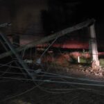 Caminhão colide contra poste e deixa ruas sem energia elétrica em Leopoldina