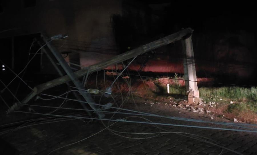 Caminhão colide contra poste e deixa ruas sem energia elétrica em Leopoldina