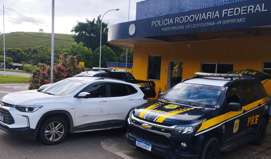 Mulher inabilitada é flagrada pela PRF em Leopoldina dirigindo carro roubado