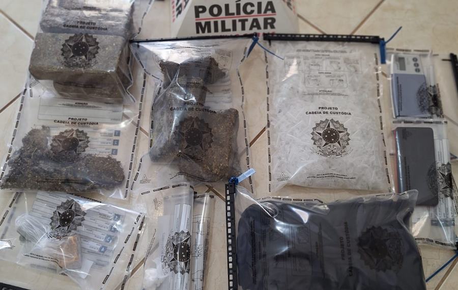 Polícia Militar apreende drogas e prende duas pessoas em Astolfo Dutra
