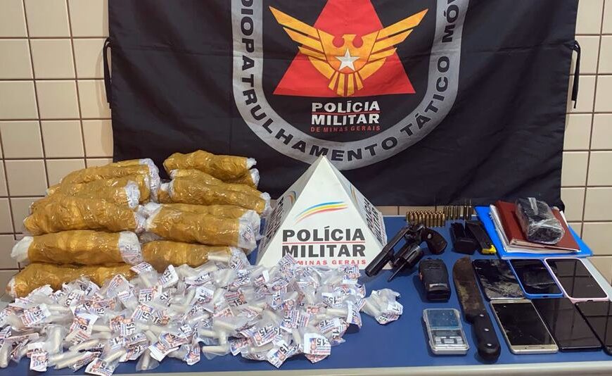 Operação da PM nas Três Cruzes em Leopoldina prende duas pessoas e apreende drogas