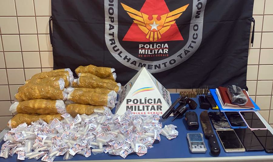 Operação da PM nas Três Cruzes em Leopoldina prende duas pessoas e apreende drogas