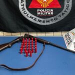 PM apreende espingarda durante buscas por suspeito de homicídio em Piacatuba