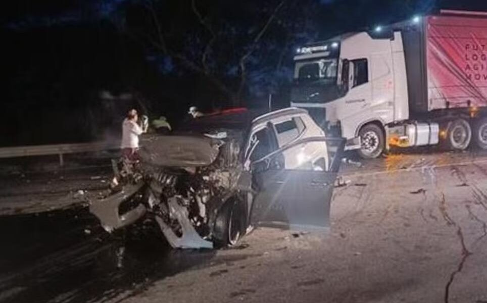 Mulher de 29 anos morre após acidente entre carro e carreta na BR-116 em Muriaé