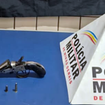 Ameaça em bar termina com homem detido e garrucha apreendida na Praça da Bandeira em Leopoldina