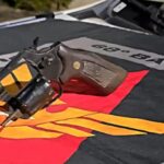 Homem é detido ao ser flagrado com arma de fogo no porta-malas de carro em Leopoldina