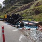 Carreta carregada com vidro tomba na BR-116 em Leopoldina