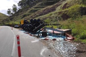 Carreta carregada com vidro tomba na BR-116 em Leopoldina