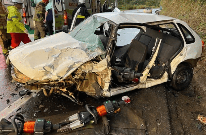 Acidente entre carro e caminhonete deixa dois feridos na BR-116 em Muriaé