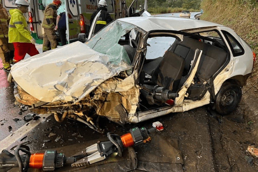 Acidente entre carro e caminhonete deixa dois feridos na BR-116 em Muriaé