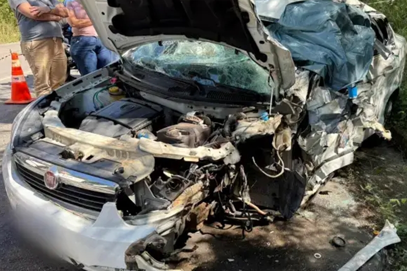 Colisão entre carro e caminhão deixa idosa de 77 anos morta na BR-356 em Muriaé