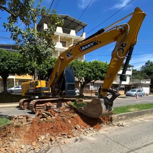 Prefeitura de Leopoldina divulga processo seletivo com três vagas para operador de máquinas